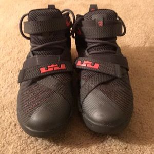 Woman’s Nike’s 6.5